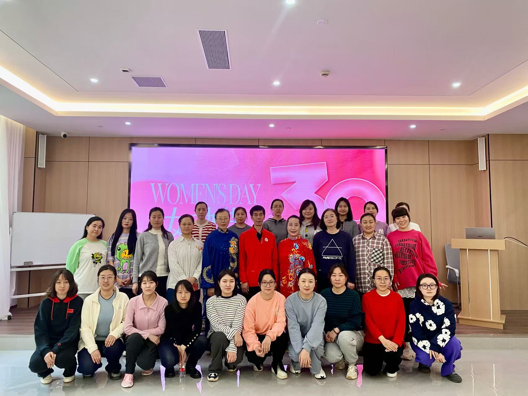 内蒙古英创人力资源服务有限公司为呼和浩特市某国有企业开展八段锦健康养生活动